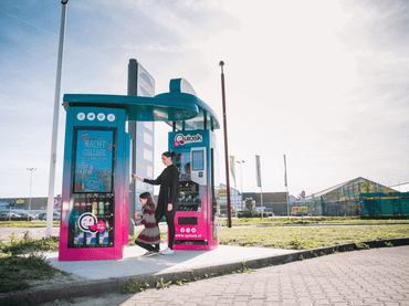 Outdoor self-service vending kiosk with Beetronics high-brightness touchscreen.